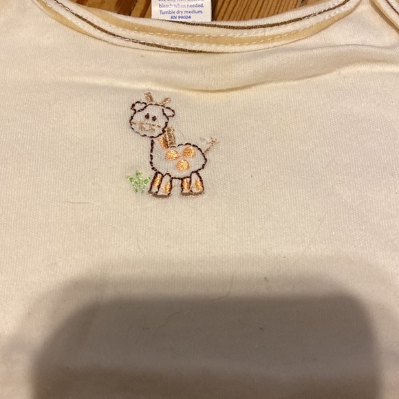 Baby giraffe shirt 🦒 - Picture 2 of 4